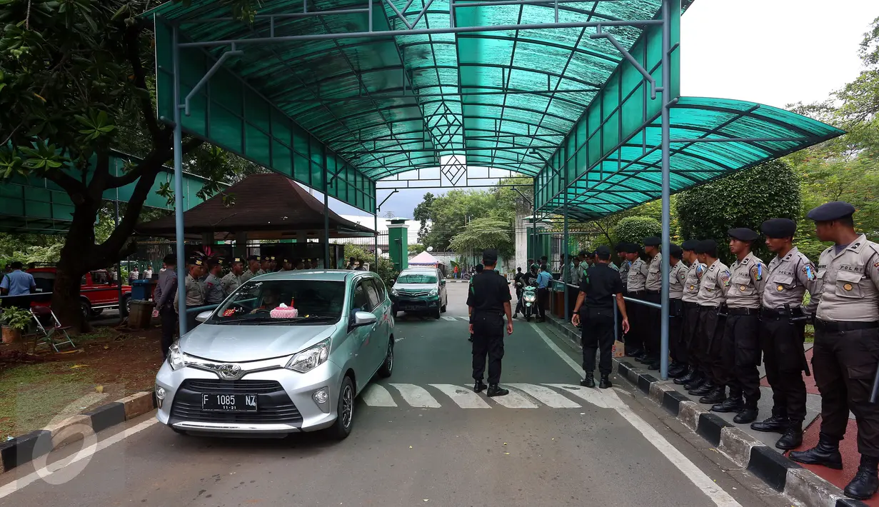 Aparat gabungan bersiaga di sekitar pintu masuk Gedung MPR/DPR RI, kompleks parlemen, Senayan, Jakarta, Jumat (31/3). Polda Metro Jaya memberikan pengamanan ketat di sekitar gedung DPR terkait aksi 31 Maret. (Liputan6.com/Johan Tallo)