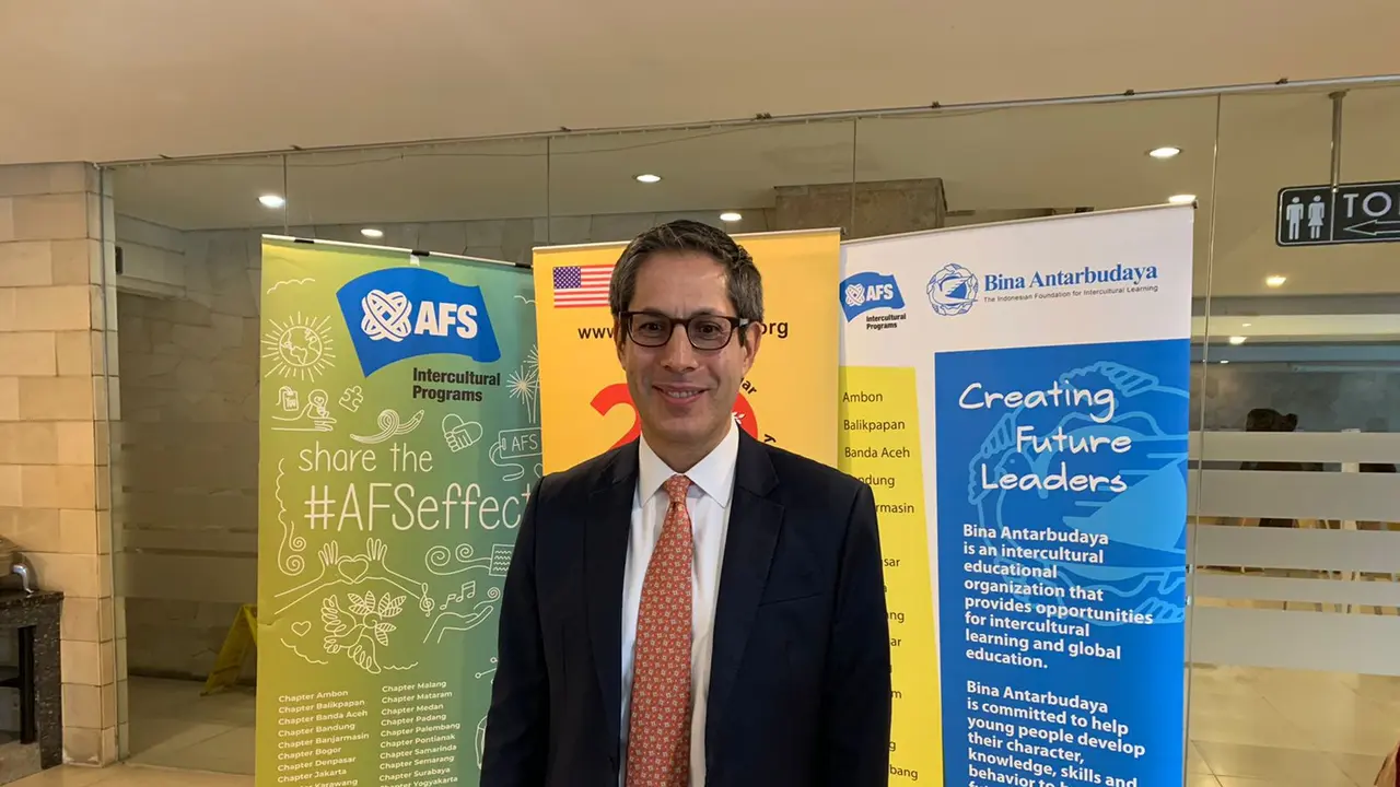 Wakil Duta Besar Amerika Serikat untuk Indonesia Michael F Kleine dalam acara Welcoming Event dan Re-Orientasi Siswa Program Pertukaran Pelajar YES Tahun 2022/2023 di Jakarta, Jumat (9/6/2023). (Liputan6/Benedikta Miranti)