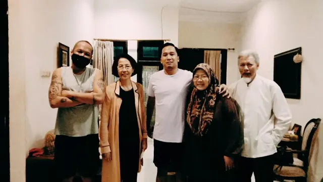 Giri Indrata dan keluarga