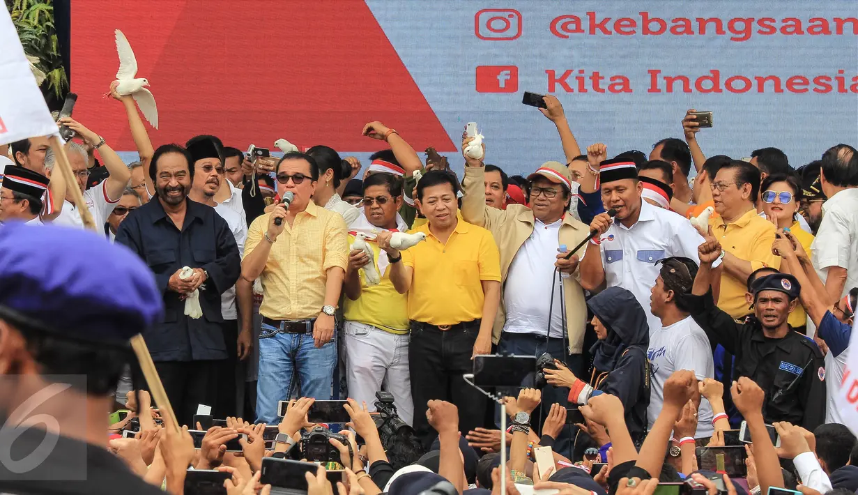 Sejumlah tokoh politik nasional bersiap melepas burung merpati di parade kebudayaan 'Aksi Kita Indonesia' di Bundaran HI Jakarta, Minggu (4/12). Pelepasan burung merpati itu simbol perdamaian dalam keberagaman bangsa Indonesia. (Liputan6.com/Fery Pradolo)