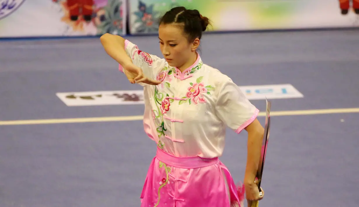 Atlet Wushu asal Kazakstan, Diana Traize saat beraksi, pada Kejuaraan Dunia Wushu 2015 di Istora Senayan, Jakarta, Minggu(15/11/2015). (Bola.com/Nicklas Hanoatubun)
