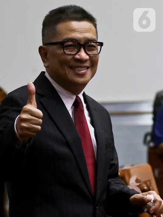 Mantan Dirut TVRI Helmy Yahya mengacungkan jempol saat Rapat Dengar Pendapat Umum dengan Komisi I DPR di Kompleks Parlemen, Senayan, Jakarta, Selasa (28/1/2020). Setelah memanggil Dewan Pengawas dan Direksi TVRI, DPR mendengarkan penjelasan Helmi Yahya terkait pemecatannya. (Liputan6.com/JohanTallo)