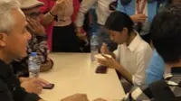 Mahasiswi Universitas Kristen Maranatha Bandung yang asyik makan dan cuekin Ganjar Pranowo jadi sorotan. (dok. tangkapan layar video TikTok @arthur12041995/https://www.tiktok.com/@arthur12041995/video/7288737434039274758)