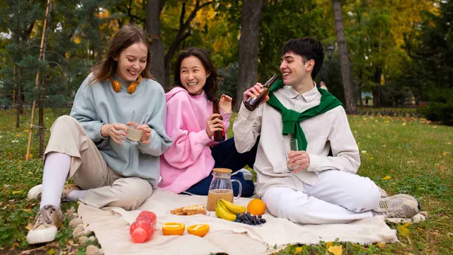 Piknik dengan sahabat di taman kota