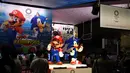 Karakter Nintendo Mario (kiri) dan Sega Sonic the Hedgehog (kanan) terlihat di stan promosi untuk permainan video "Mario & Sonic di Olimpiade Tokyo 2020" selama Tokyo Game Show di Makuhari, Prefektur Chiba (12/9/2019). (AFP Photo/Charly Triballeau)