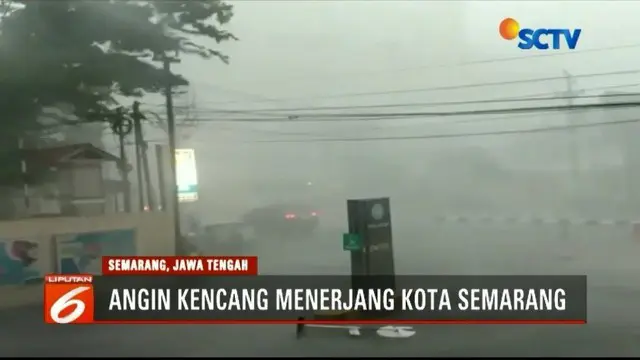 Hujan Deras Disertai Angin Kencang di Semarang, Warga Panik