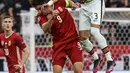 Bek Portugal, Pepe berebut bola udara dengan pemain Hungaria, Adam Szalai pada pertandingan grup F Euro 2020 di stadion Ferenc Puskas di Budapest, Hungaria, Selasa (15/6/2021). Portugal menang atas Hungaria 3-0. (Bernadett Szabo/Pool via AP)