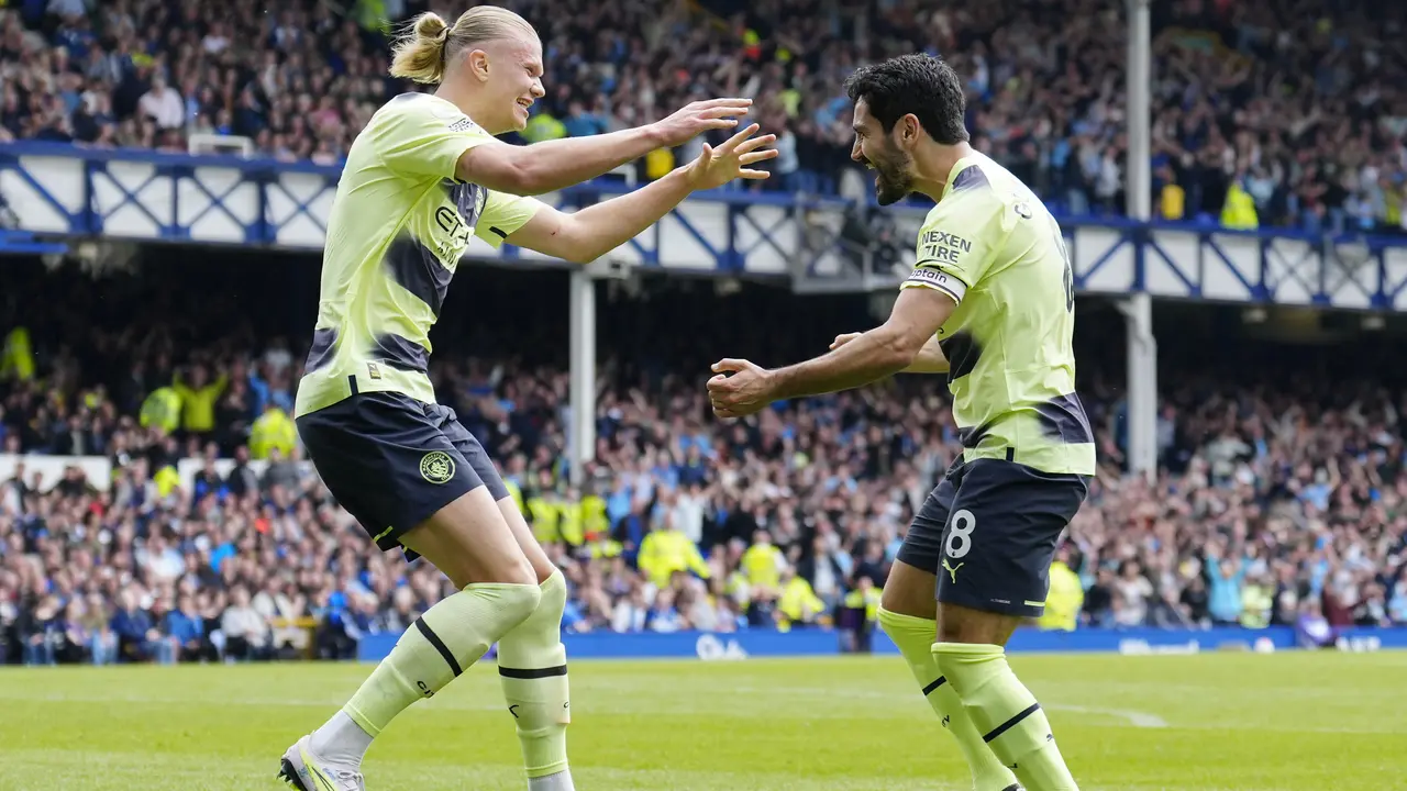 Dua pemain Manchester City, Erling Haaland (kiri) dan Ilkay Gundogan.