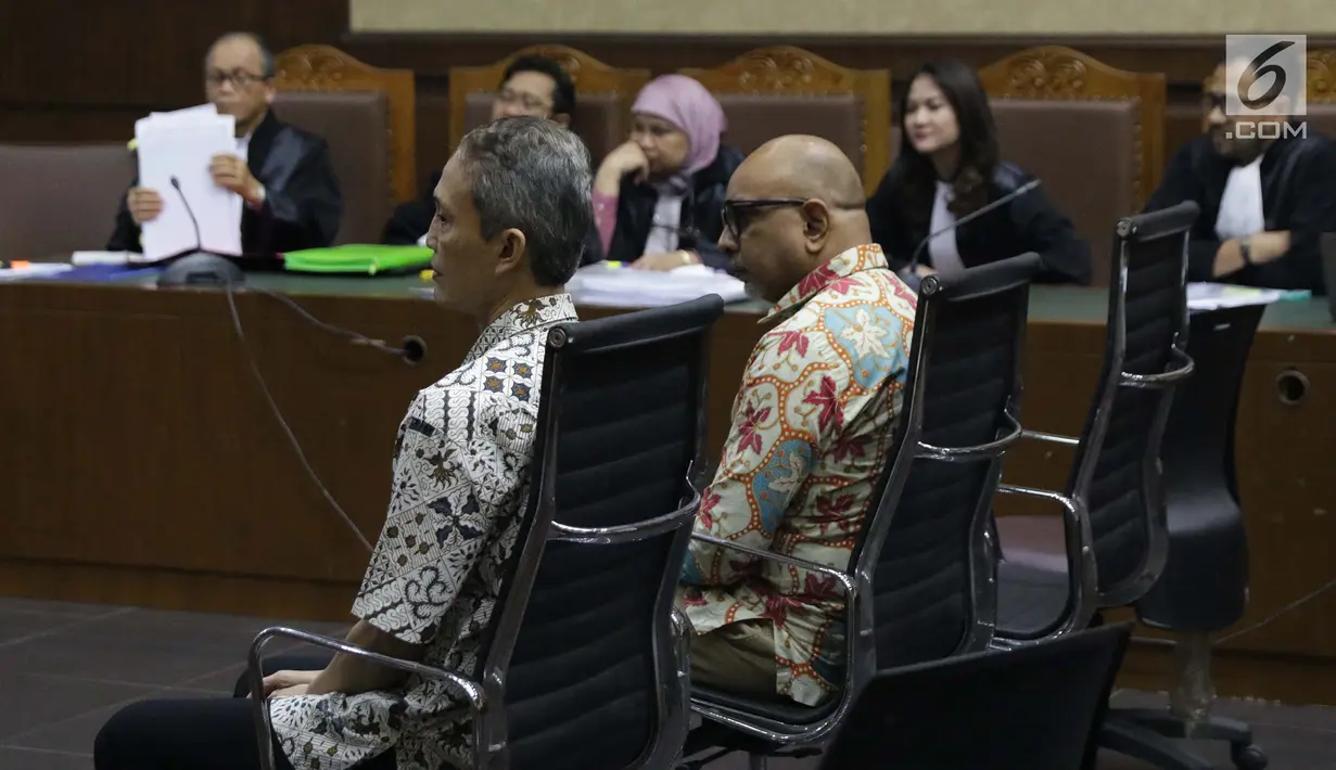 Terdakwa dugaan suap di Krakatau Steel, Kurnia Alexander Muskitta dan Wisnu Kuncoro (kiri) saat menjalani sidang lanjutan di Pengadilan Tipikor, Jakarta, Rabu (28/8/2019). Sidang beragendakan mendengar keterangan saksi-saksi yang dihadirkan JPU KPK. (Liputan6.com/Helmi Fithriansyah)