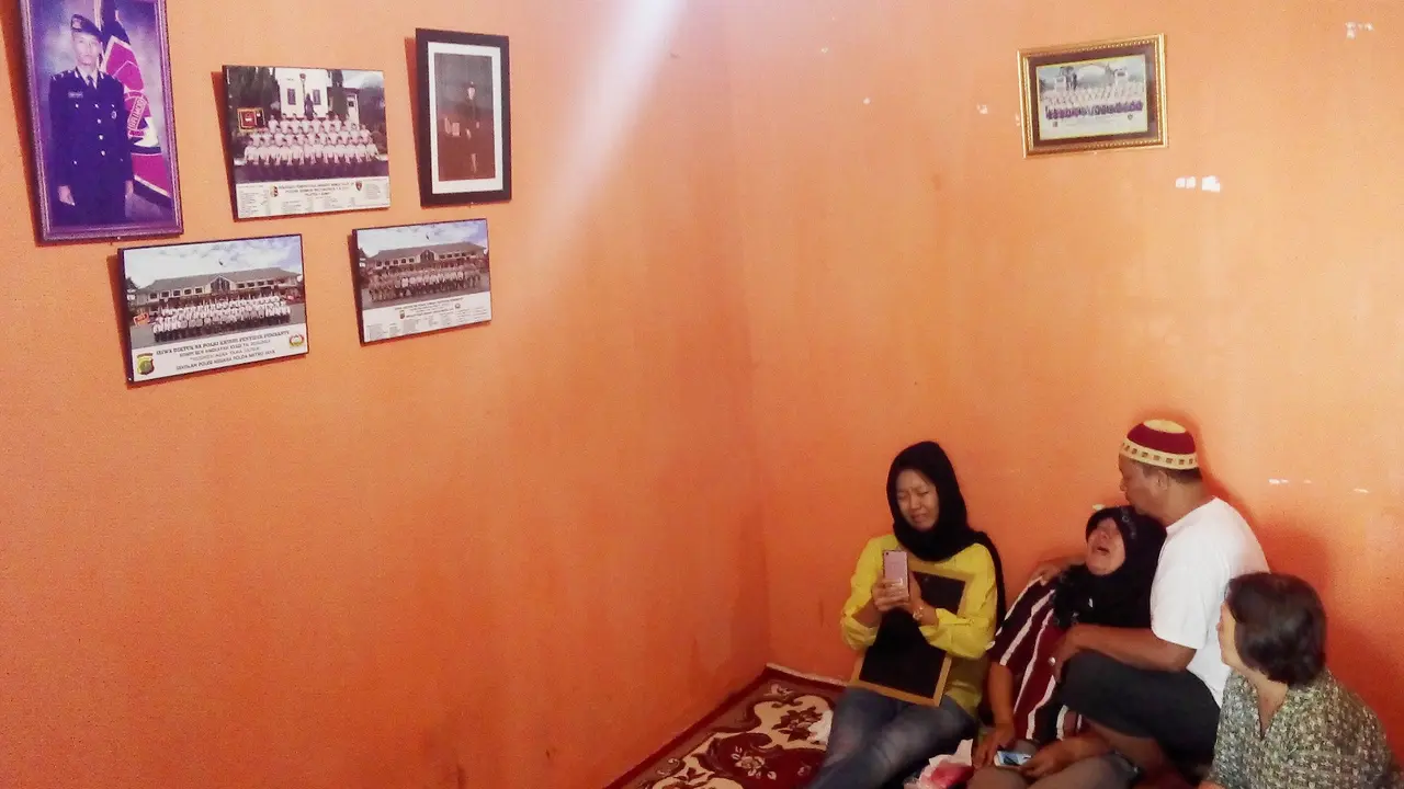Isak Tangis Keluarga Tunggu Jenazah Brimob Tewas Dari Papua