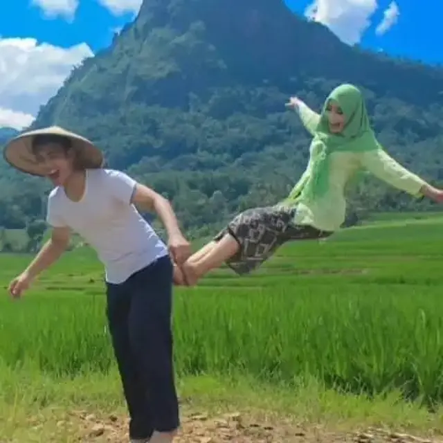 9 Potret Prewedding Absurd di Alam Terbuka, Hasilnya Bikin Geleng Kepala