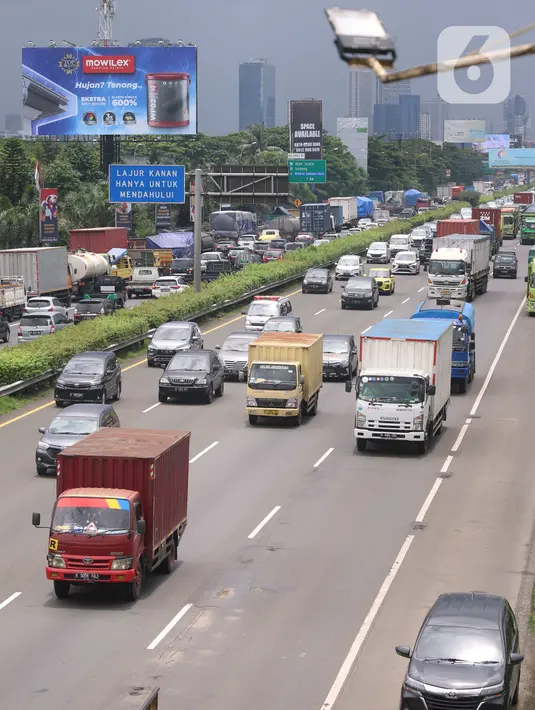 Sejumlah truk melintasi ruas jalan tol Tangerang-Jakarta, Kota Tangerang, Banten, Rabu (2/3/2022). Apindo mengatakan penerapan kebijakan bebas truk kelebihan muatan (over dimension overload/ODOL) akan sulit dilaksanakan pada 2023 karena ekonomi terpuruk akibat covid-19. (Liputan6.com/Angga Yuniar)