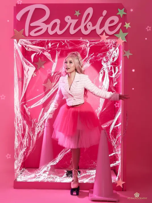 Rachel Vennya sebut dirinya janda pirang saat cosplay ala Barbie. Ia mengenakan tweed blazer dengan rok tutu yang manis. Rambut blondenya dibuat bervolume dengan curly. [Foto: IG/yurayunita].