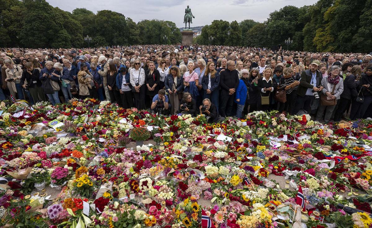 Warga Norwegia Beri Penghormatan Terakhir untuk Raja Harald V