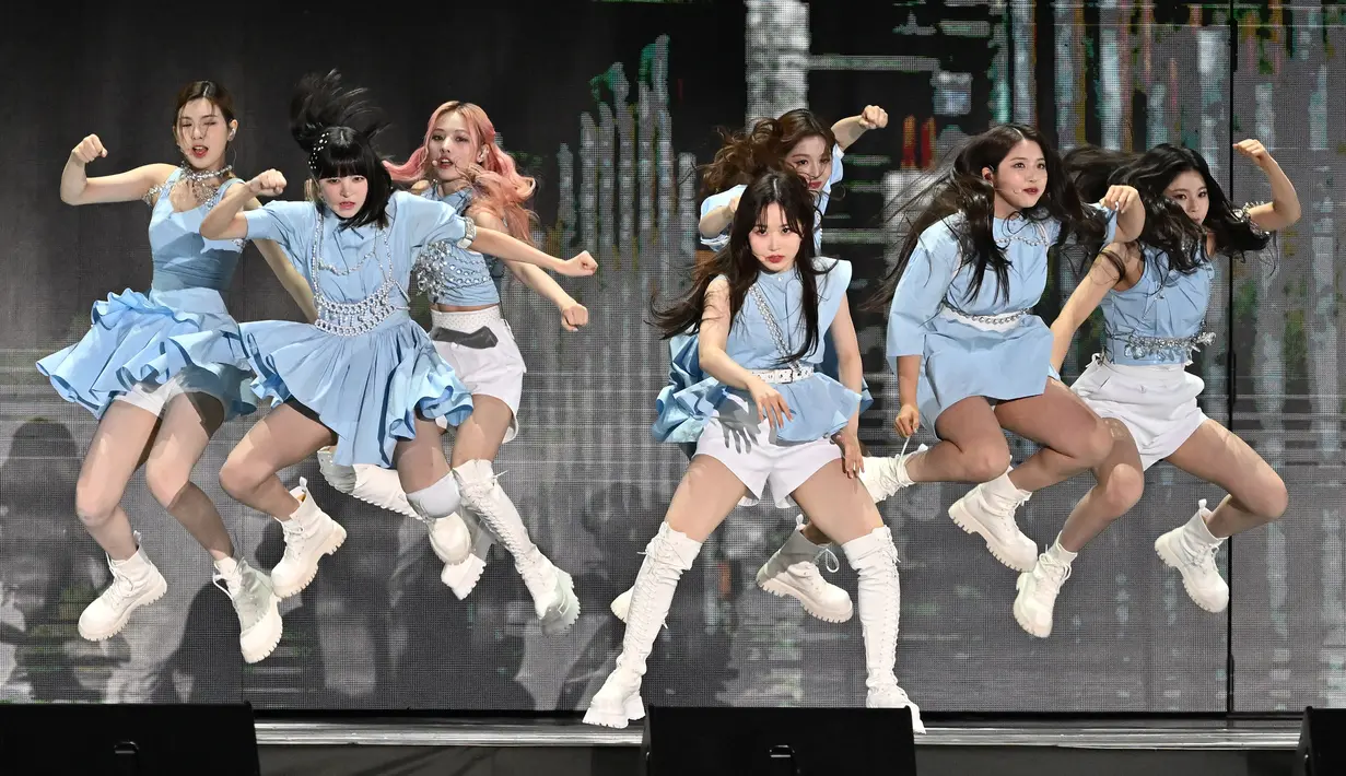 Grup K-Pop Korea Selatan NMIXX tampil pada Dream Concert 2022 di Stadion Jamsil, Seoul, Korea Selatan, 18 Juni 2022. Dream Concert adalah konser K-Pop tahunan terbesar di Korea Selatan sejak tahun 1995, pada tahun 2020 dan 2021 Dream Concert diadakan secara online. (Jung Yeon-je/AFP)