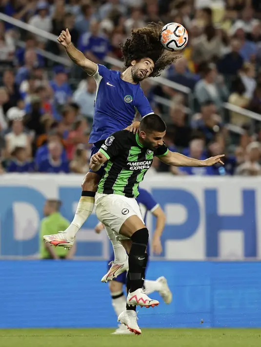 <p>Chelsea membalas enam menit berselang. Kali ini Christopher Nkunku yang mencatatkan namanya di papan skor. (Adam Hunger/Getty Images/AFP)</p>