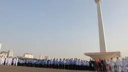Ribuan PNS, jajaran TNI dan Polri ikut menghadiri upacara peringatan hari kemerdekaan RI yang dimulai pukul 07.30 WIB ini, Jakarta, Minggu (17/8/14). (Liputan6.com/Herman Zakharia)