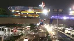 Aktivitas pekerja saat pemasangan box girder ramp 1 Simpang Susun Semanggi di Kawasan Semanggi, Jakarta Selatan, Jumat (10/3). Dengan terpasangnya box girder ke-22 itu, overpass Gatsu (Grogol-Senayan) kini sudah tersambung. (Liputan6.com/Herman Zakharia)