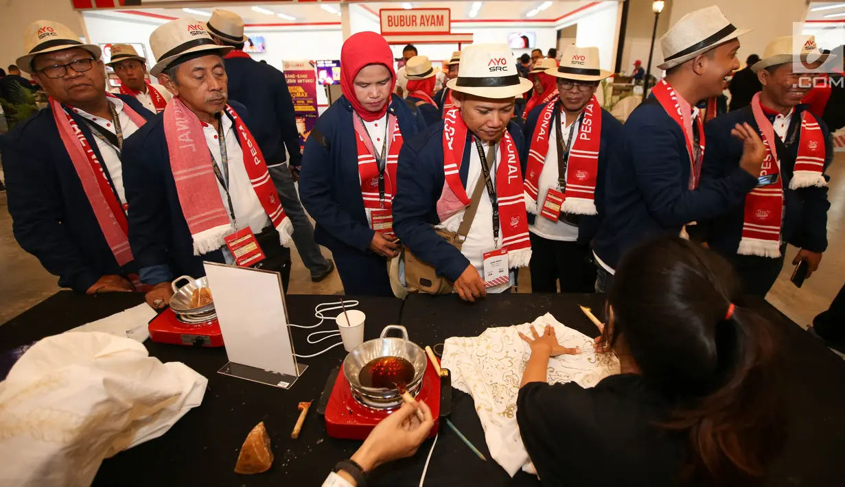 Peretail tradisional binaan Sampoerna melihat aktivitas membatik pada acara Pesta Retail Nasional 2018 di Serpong, Kamis (22/11). Berbagai aktivitas menarik disiapkan untuk menambah kemeriahan dan melengkapi acara. (Liputan6.com/HO/Ading)