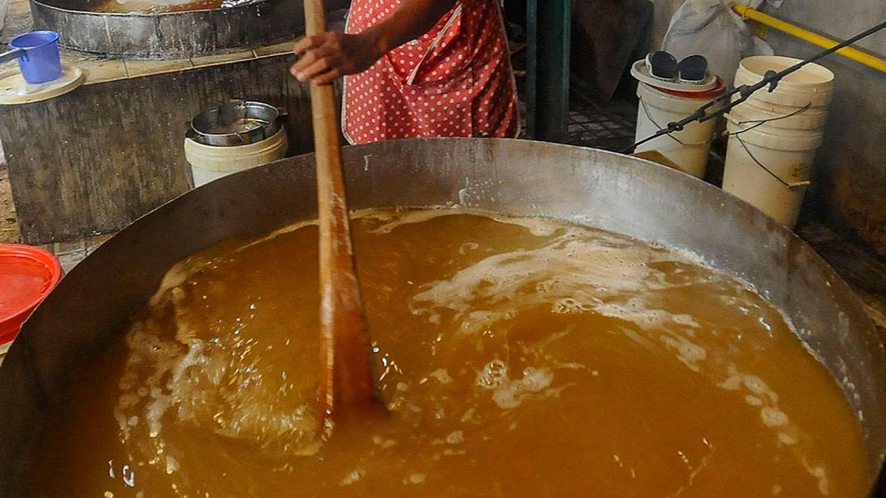 FOTO: Kesibukan Pembuat Kue Keranjang Banjir Permintaan Jelang Perayaan Imlek