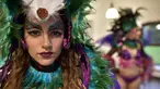 Seorang penari dari The London School of Samba berpose dalam parade karnaval Notting Hill, London, Inggris (31/8/2015). Karnaval Notting Hill ini diadakan untuk merayakan budaya Karibia yang sudah dikenal sejak 1960-an. (AFP PHOTO/LEON Neal)