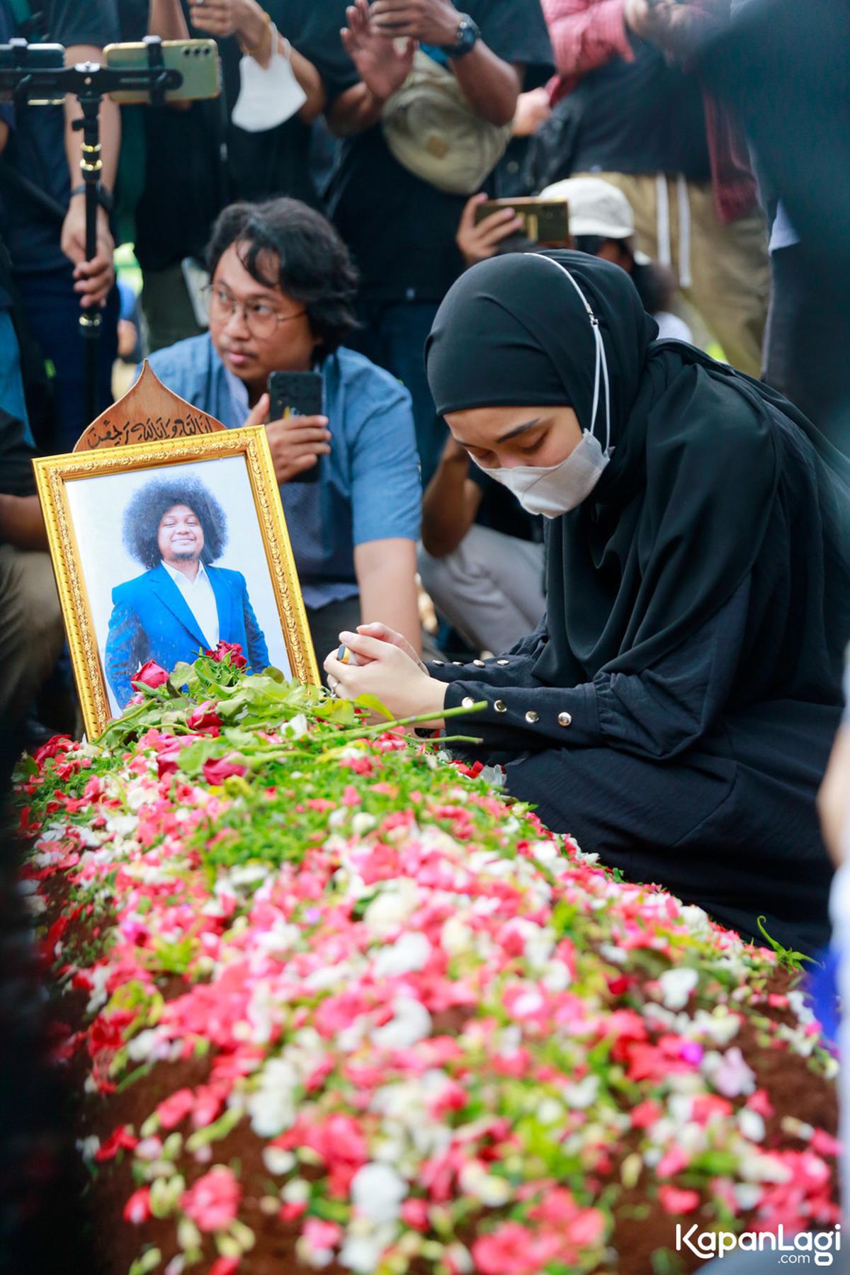 Fati Indraloka Berbagi Cerita Tentang Anaknya yang Suka Me Time ke Makam Babe Cabita