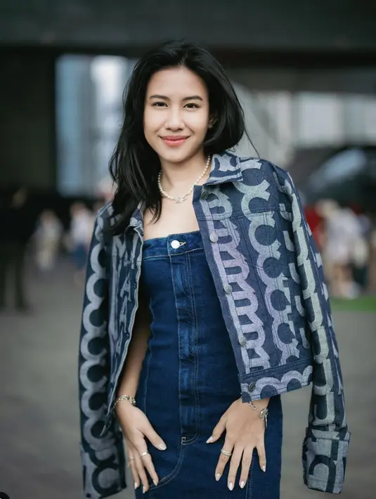 Pulasan makeupnya begitu sederhana, menampilkan kesan segar yang menyempurnakan penampilannya. [Instagram/ Sheninacinnamon]