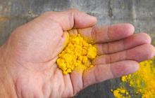 Tips Ampuh Bersihkan Noda Kunyit Membandel di Jari Menggunakan Minyak Kayu Putih