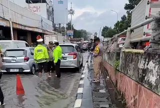 Seorang pengendara mobil berinisial AR (51) ditemukan meninggal dunia di Jalan Prof. Dr. Latumeten, Jelambar, Jakarta Barat, Kamis (22/1/2025). Sempat ramai di sosial media, pengendara itu diduga meninggal akibat kemacetan yang terjadi. (Foto:Tangkapan Layar Sosmed)