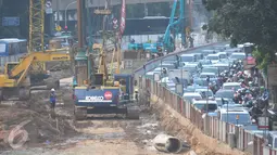 Kemacetan yang terjadi disebelah proyek pembangunan underpass Mampang Prapatan-Kuningan, Jakarta, Selasa (16/5). Pembangunan itu diiringi dengan rekayasa lalu lintas sejak 10 Maret hingga Desember mendatang. (Liputan6.com/Helmi Afandi)
