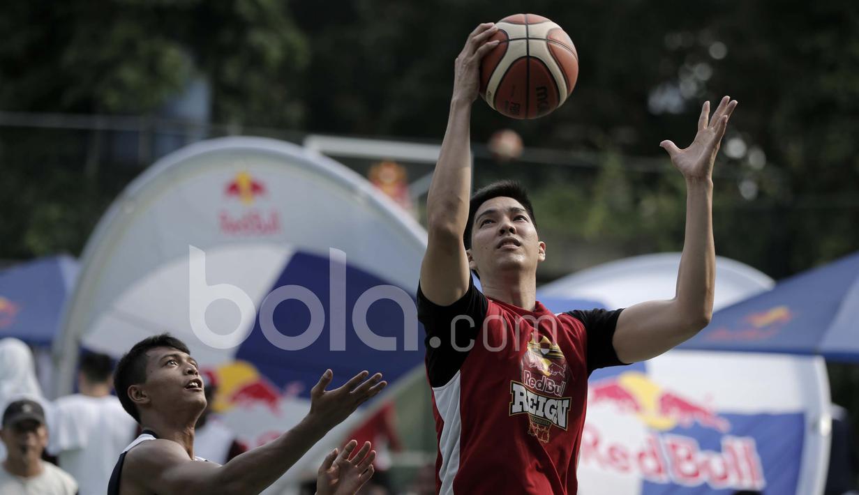 Rony Gunawan (kanan) eks pebasket tim nasional Indonesia tampil di turnamen basket Red Bull Reign 3x3 di Lapangan Pati Unus, Jakarta. (Bola.com/Peksi Cahyo)