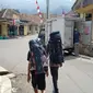 Pada pendaki Gunung Ciremai berjalan menuju pos satu bagian pendaftaran. Foto (Liputan6.com / Panji Prayitno)