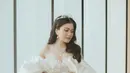 Bridal robe rancangan Monica Ivena ini sangat cantik, serupa gaun pengantin itu sendiri. Valencia tampil luar biasa dengan off-the-shoulder robe dengan cape panjang yang panjang yang menutupi lengannya. Foto: Instagram.