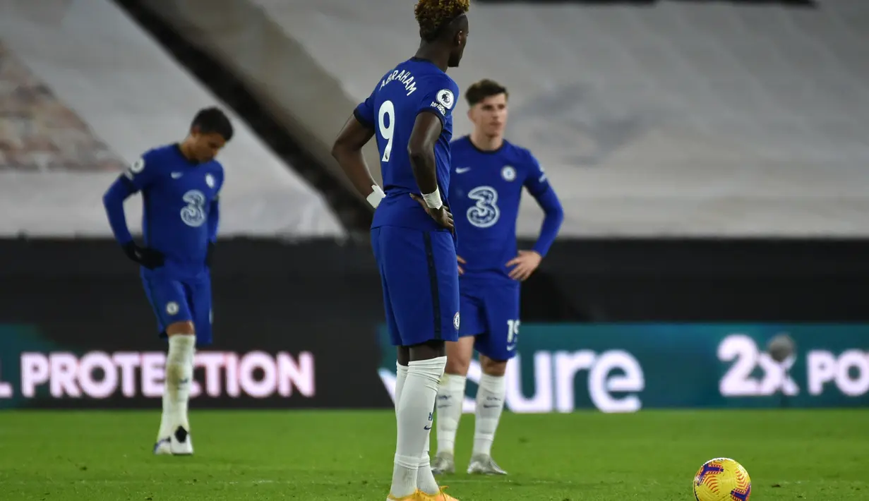 Penyerang Chelsea, Tammy Abraham (depan) usai Wolverhampton Wanderers mencetak gol kedua pada pertandingan lanjutan Liga Inggris di Stadion Molineux di Wolverhampton, Inggris, Rabu (16/12/2020). Chelsea kalah 1-2 atas Wolverhampton Wanderers. (Rui Vieira / POOL / AFP)