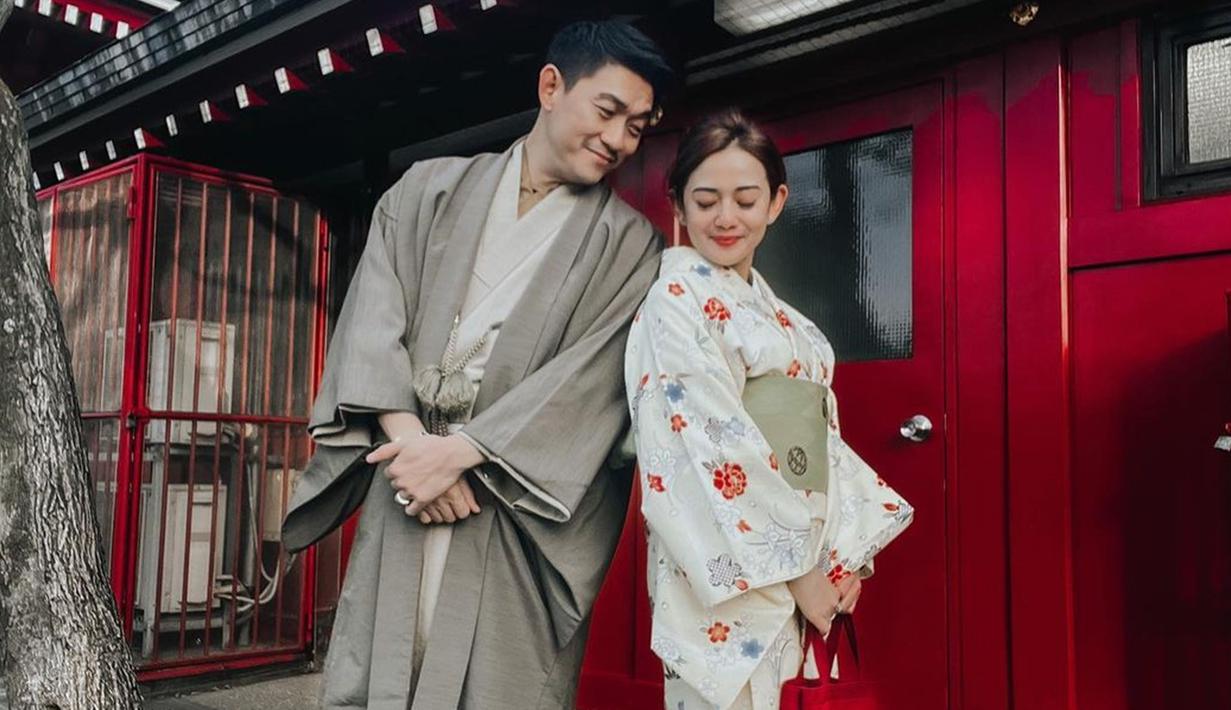 Pasangan selebriti ini membagikan momen saat liburan ke Jepang di Instagram masing-masing. Selain mengunjungi berbagai wisata dan menjajal kuliner, Ifan Seventeen dan Citra Monica tak melewatkan untuk mencoba memakai baju tradisional Jepang. (Liputan6.com/IG/@ifanseventeen)