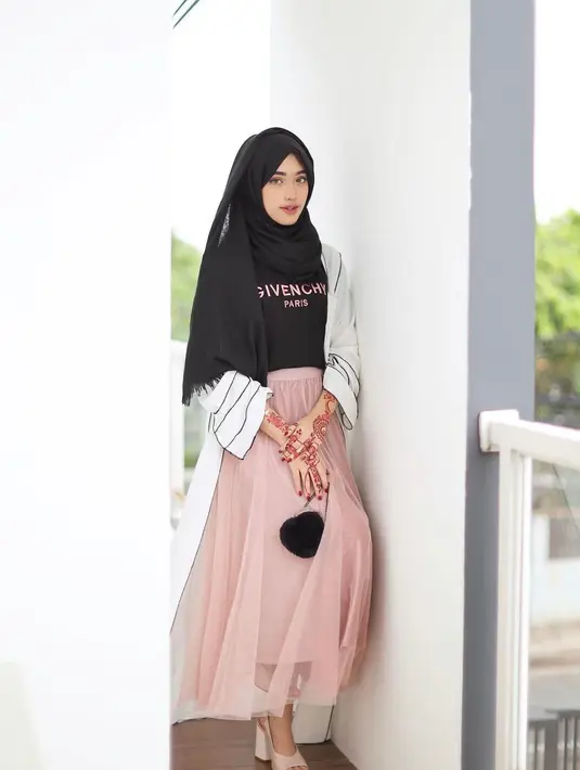Abaya putih dan rok tutu adalah pakaian yang serasi untuk digunakan saat lebaran. (instagram/shireeenz)