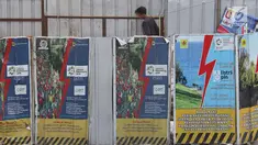 Pekerja menyelesaikan proyek galian kabel bawah tanah di tengah Jalan Gajah Mada, Jakarta, Senin (11/6). Proyek yang dicanangkan Mei 2015 tersebut merupakan bagian dari proyek pembangkit listrik 35.000 megawatt (MW). (Liputan6.com/Immanuel Antonius)