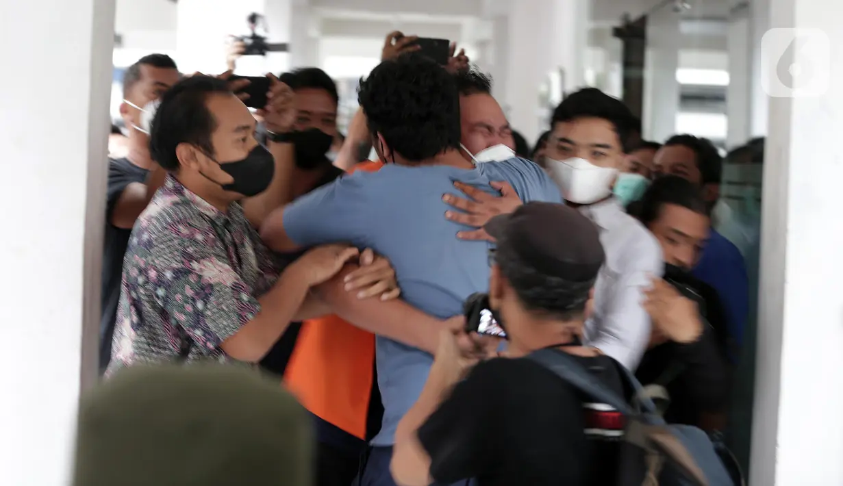 Tersangka komika Fico Fachriza memeluk seseorang saat dihadirkan dalam rilis kasus penyalahgunaan narkoba di Ditresnarkoba Polda Metro Jaya, Jakarta, Jumat (14/1/2022). Dalam penangkapan, polisi berhasil mengamankan barang bukti tembakau sistetis sebarat 1,45 gram. (Liputan6.com/Faizal Fanani)