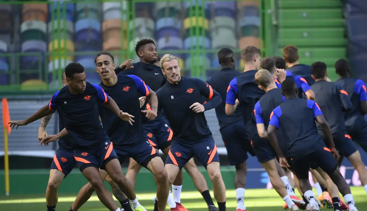 Para pemain Leipzig berlatih di Stadion Jose Alvalade, Lisbon, Portugal, Rabu (12/8/2020). Leipzig akan menghadapi Atletico Madrid pada perempat final Liga Champions. (Lluis Gene/Pool via AP)