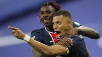 Striker Paris Saint-Germain, Kylian Mbappe (kanan) melakukan selebrasi bersama Moise Kean usai mencetak gol kedua timnya ke gawang AS Monaco dalam laga final Coupe de France 2020/2021 di Stade de France, Paris, Rabu (19/5/2021). PSG menang 2-0 dan menjadi juara. (AP/Christophe Ena)