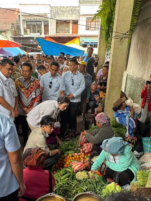 Wakil Presiden (Wapres) Gibran Rakabuming Raka meninjau Pasar Dolok Sanggul di Kabupaten Humbang Hasundutan, Sumatra Utara, Jumat, (16/5/2025).