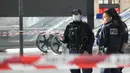 Petugas polisi berpatroli di stasiun kereta Gare du Nord, Paris, Rabu (11/1/2023). Pria tersebut ditangkap oleh polisi di stasiun tersebut setelah mereka melepaskan tembakan dan melukainya, kata sumber polisi, yang meminta untuk tidak disebut namanya. (AP Photo/Michel Euler)