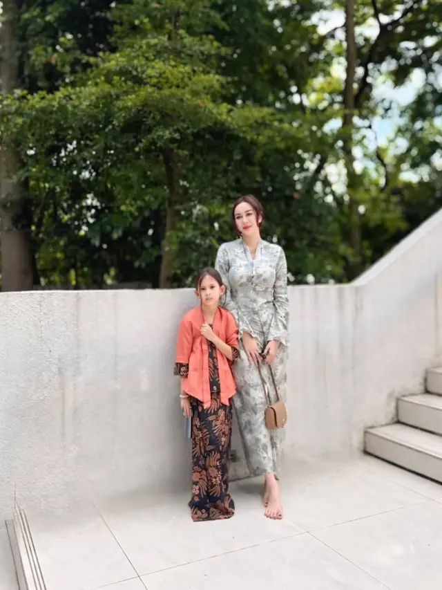 Potret Aura Kasih Pakai Setelan Kebaya Modern Panjang dengan Rok Lilit