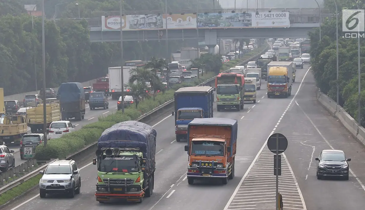 Truk melintas di ruas Jalan Tol Lingkar Luar Jakarta, Jumat (25/5). Guna mengantisipasi kemacetan saat Asian Games, pemerintah akan segera menguji coba pembatasan truk pada Juni 2018 mendatang. (Liputan6.com/Immanuel Antonius)