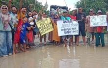 Warga Palas Lampung Selatan Sampai Tebar Lele di Jalan Rusak yang 10 Tahun Tak Diperbaiki, Bupati Malah Apresiasi
