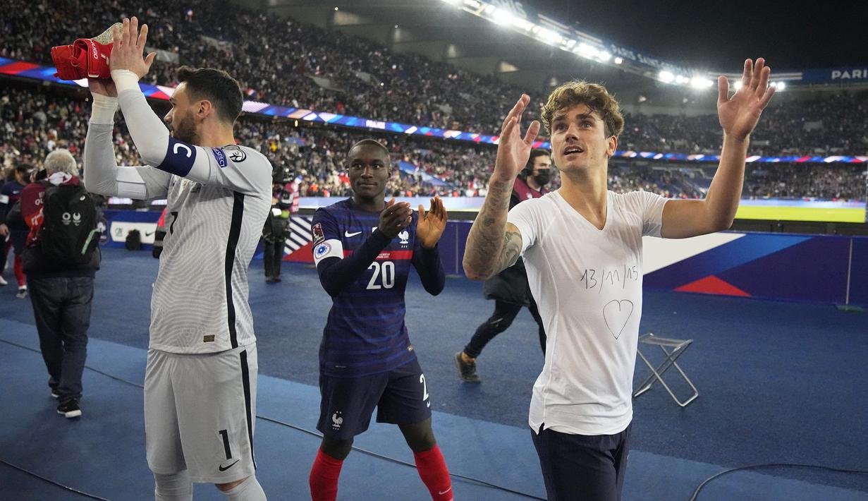 Pemain Prancis Hugo Lloris, Moussa Diaby, dan Antoine Griezmann merayakan kemenangan usai pertandingan melawan Kazakhstan pada kualifikasi grup D Piala Dunia 2022 di stadion Parc des Princes di Paris, Prancis, Minggu (14/11/2021). Prancis menang atas Kazakhstan 8-0. (AP Photo/Michel Euler)