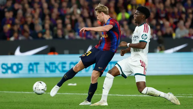 Pemain Barcelona Frenkie de Jong (kiri) mencoba melepaskan tembakan ke arah gawang di hadapan pemain Real Madrid Aurelien Tchouameni