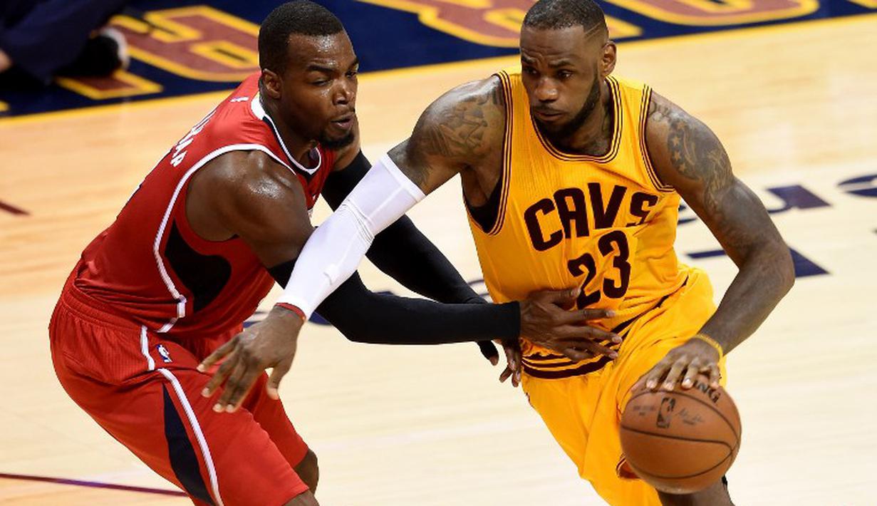 Pemain Atlanta Hawks, Paul Millsap (kiri) berusaha menghentikan laju "King" James. (AFP)