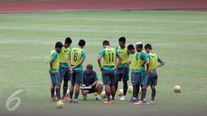 Asisten Pelatih Timnas Indonesia, Wolfgang Pikal memberi arahan saat latihan jelang leg 1 Semifinal Piala AFF 2016 melawan Vietnam di Stadion Pakansari, Bogor, Selasa (29/11). Indonesia melakukan latihan tertutup. (Liputan6.com/Helmi Fithriansyah)