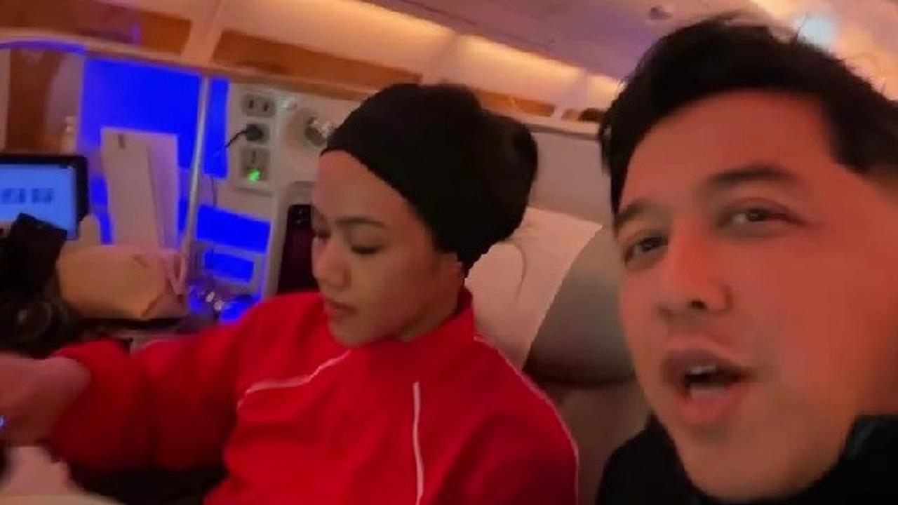 Momen Donne Maula Tetap Nonton MU Meski di Dalam Pesawat, Tak Bisa Teriak Sesuka Hati